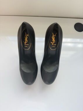 Saint Laurent Black Leather Round-Toe Pumps with Gold Logo Insole